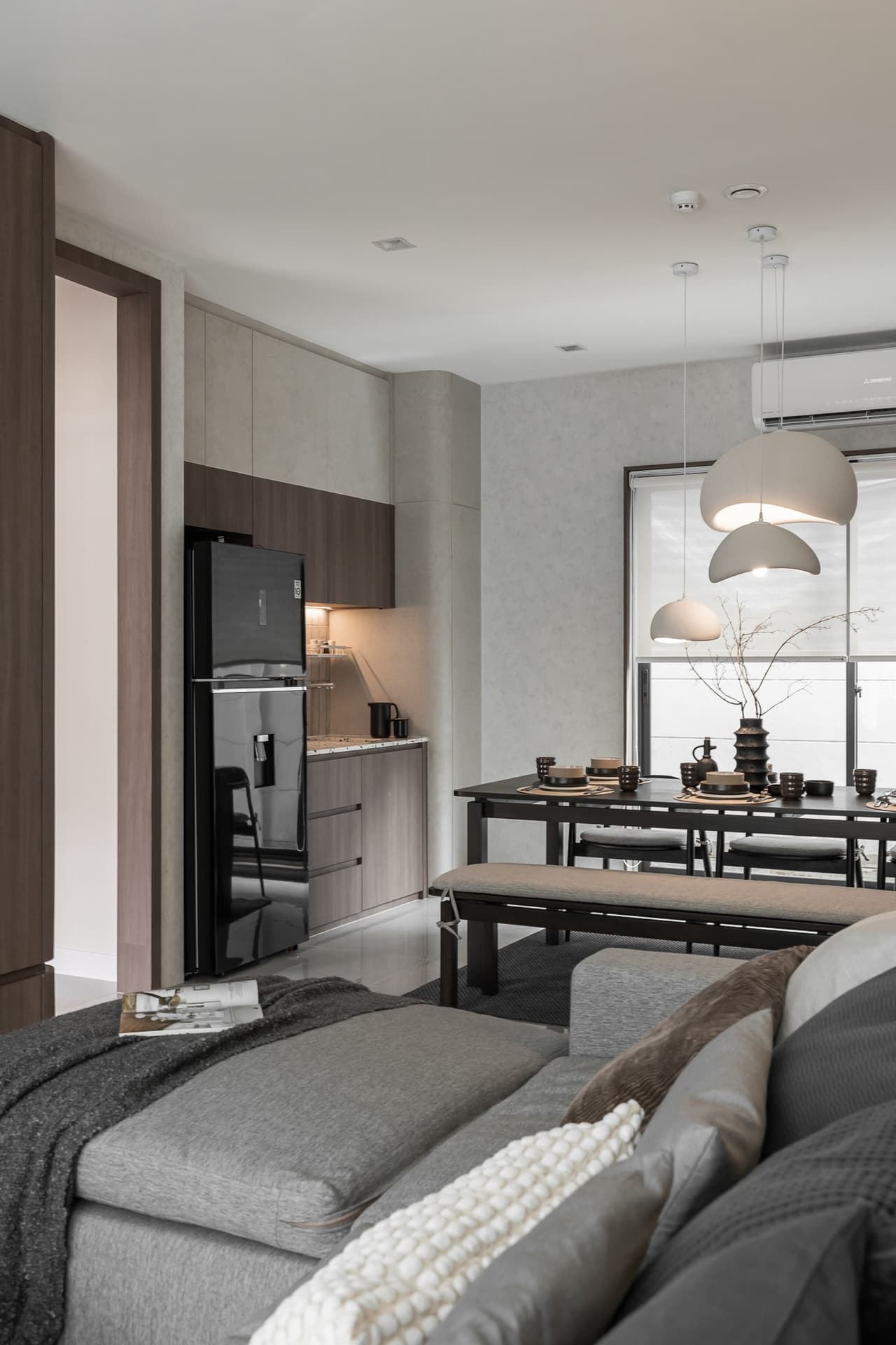 Moody Modern Residence 08