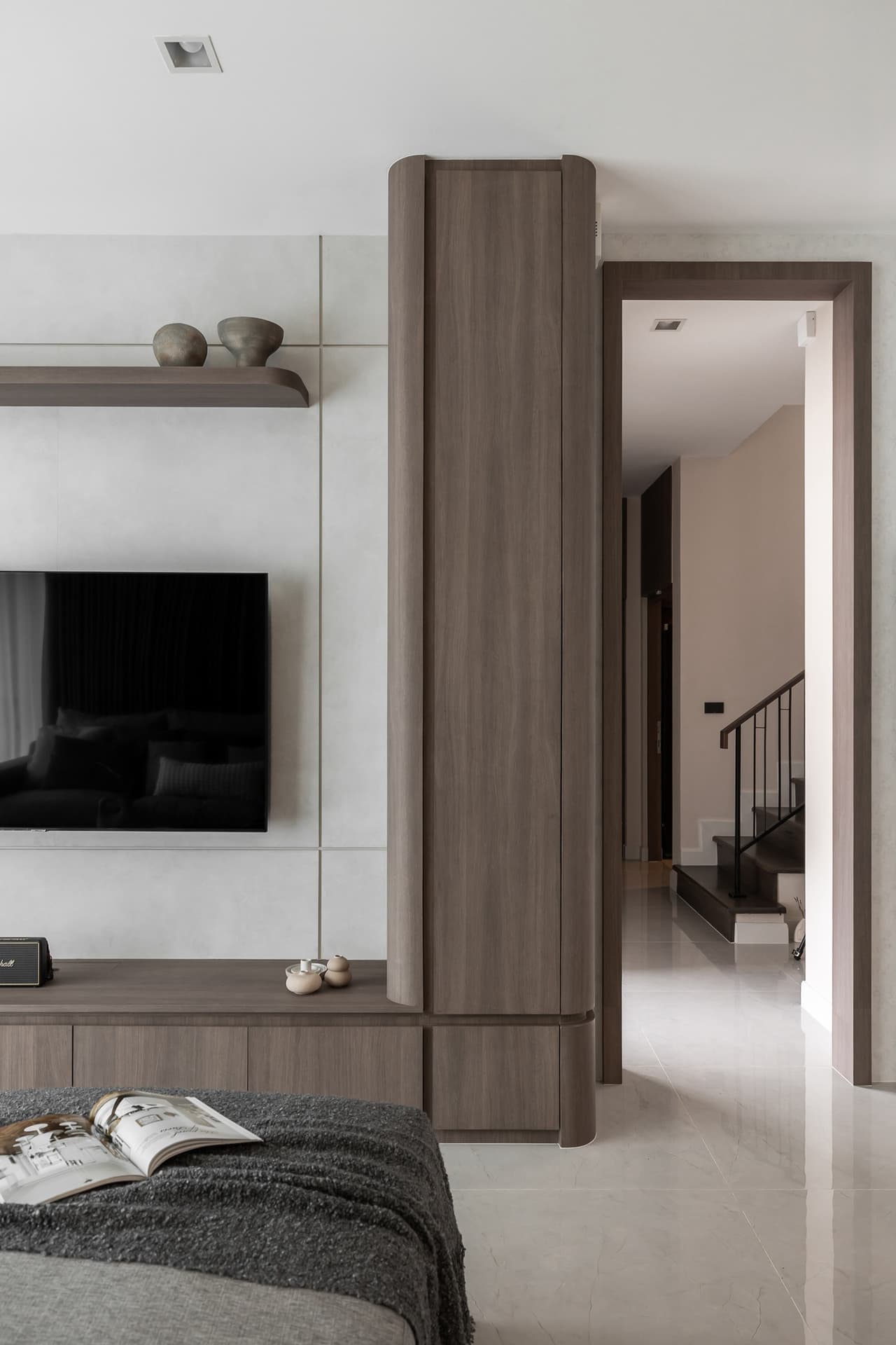 Moody Modern Residence 09